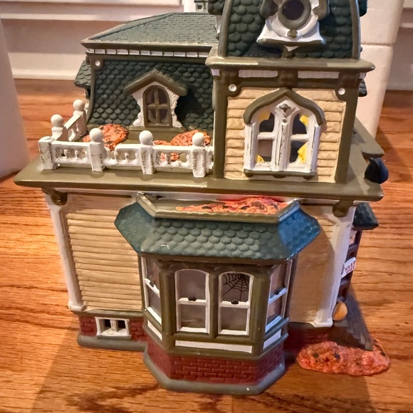 Snow Village Haunted Mansion - Picture 6 of 13